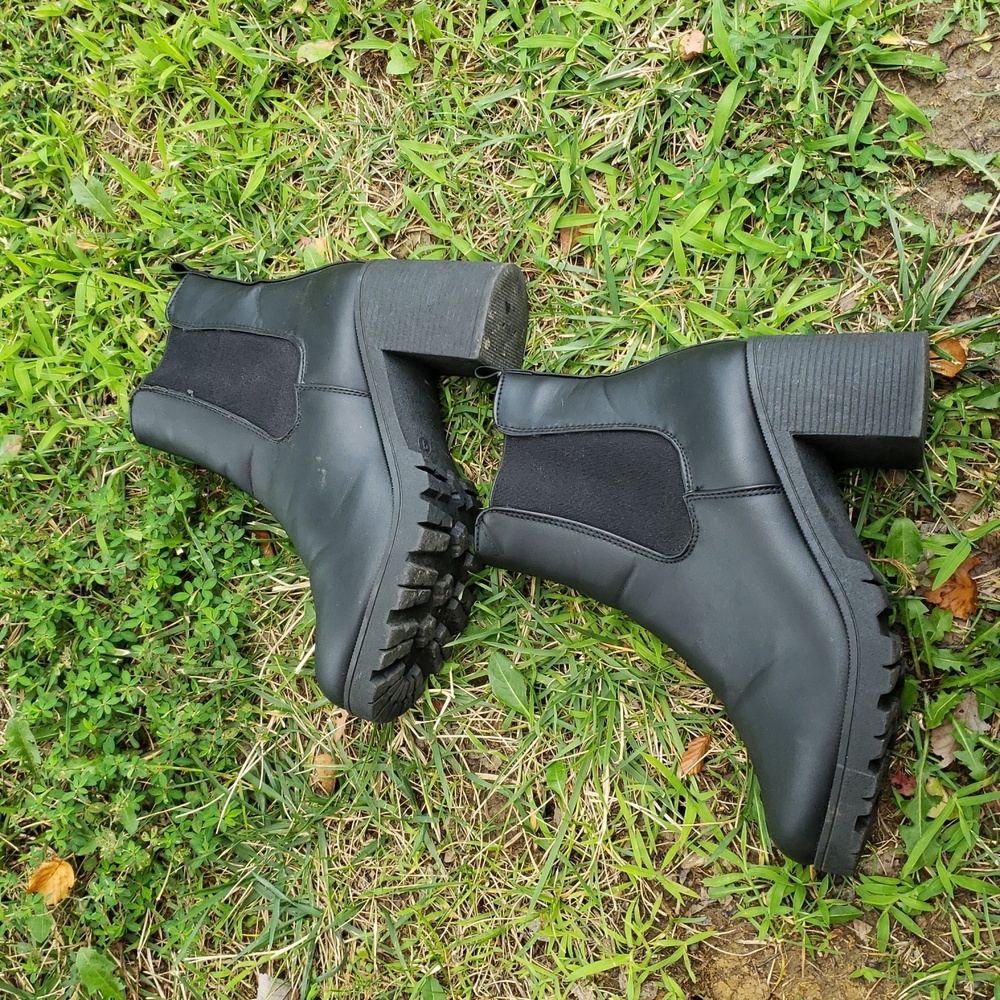 Olivia Miller Faux Leather Lug Sole Chelsea Ankle Heel Boots Size 9 Biker Grunge